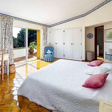 Villa Sleeps 10 With Pool And Wifi *
