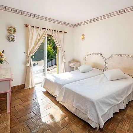 Villa Sleeps 10 With Pool And Wifi *